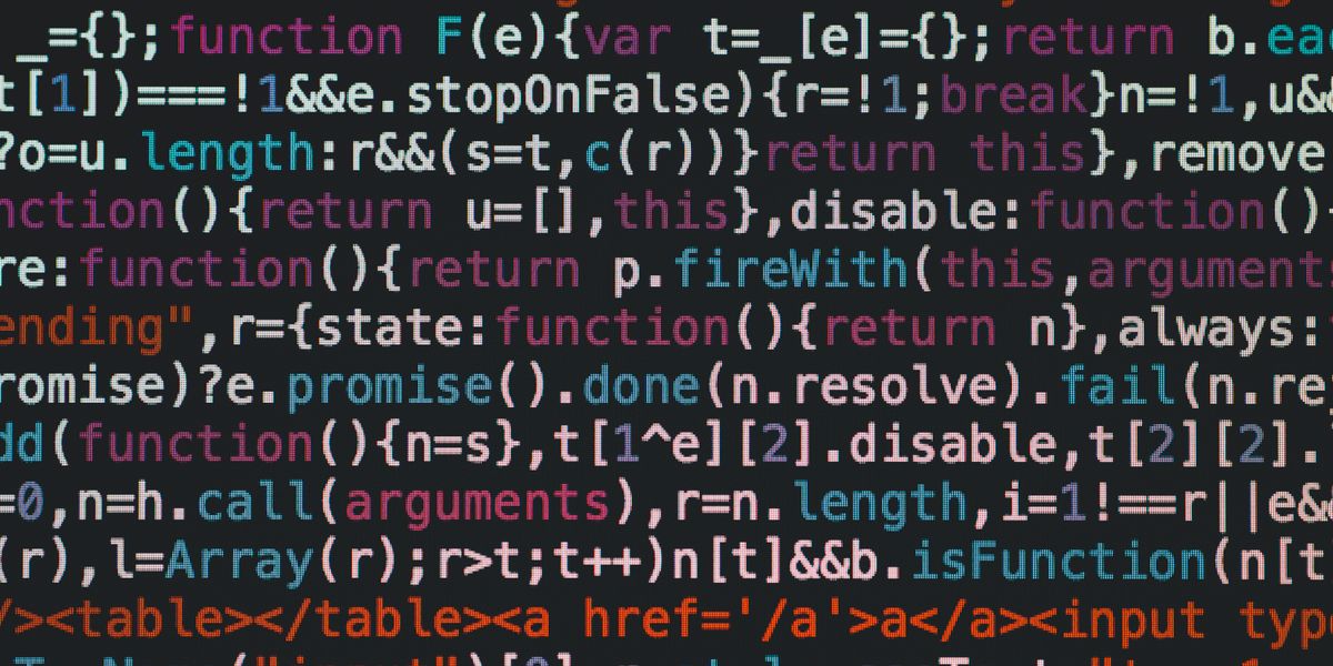 暗い画面に表示されたミニファイされたJavaScriptコード